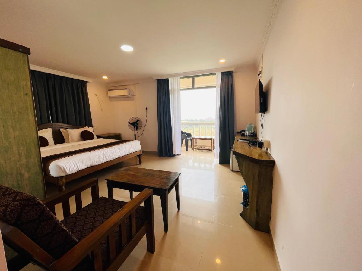 Nagas Hotel Satyavati Морджим Екстериор снимка