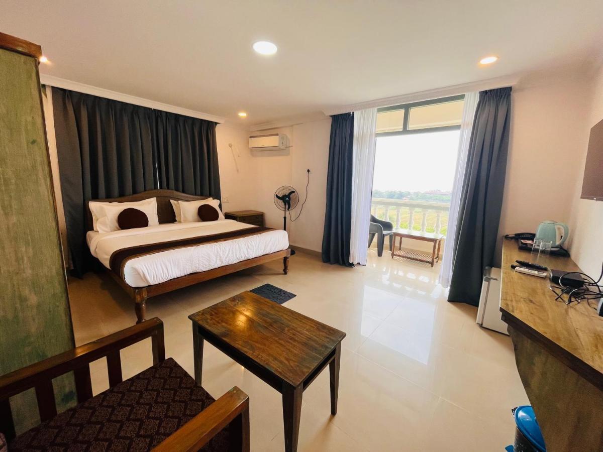 Nagas Hotel Satyavati Морджим Екстериор снимка