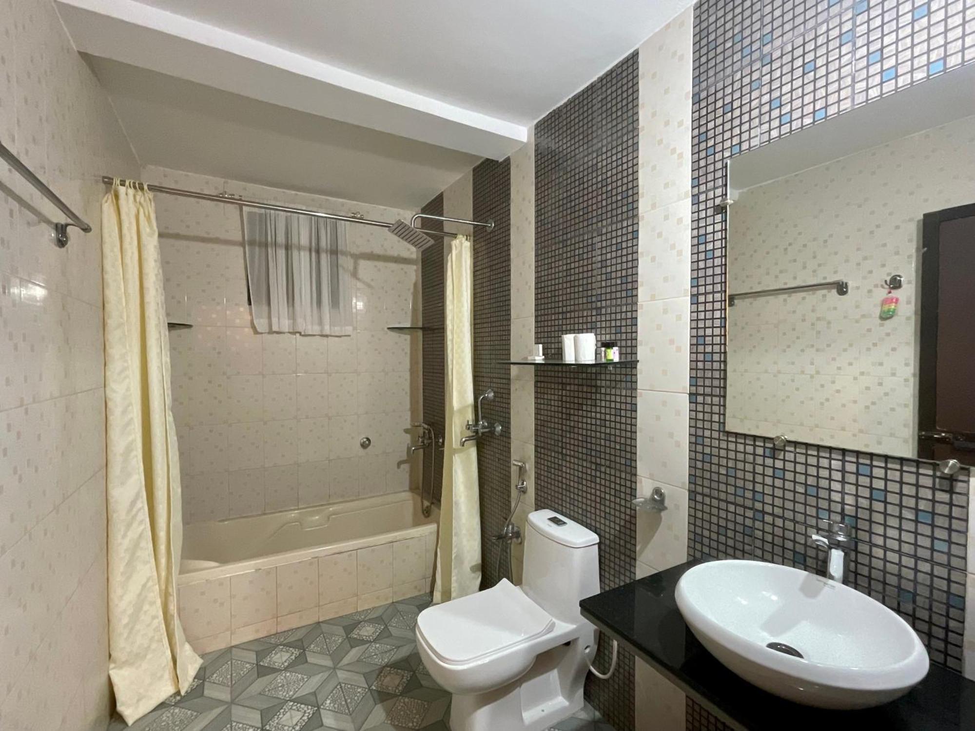 Nagas Hotel Satyavati Морджим Екстериор снимка
