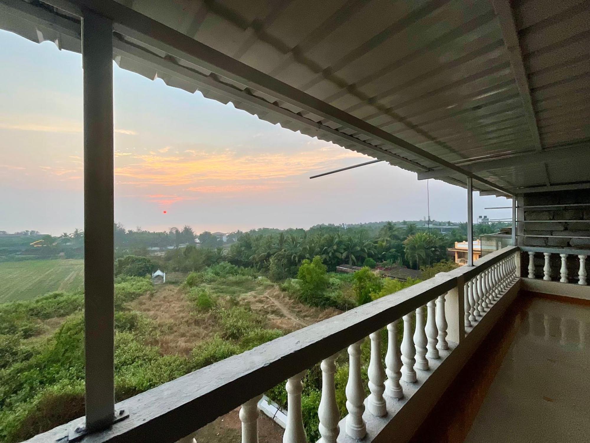 Nagas Hotel Satyavati Морджим Екстериор снимка