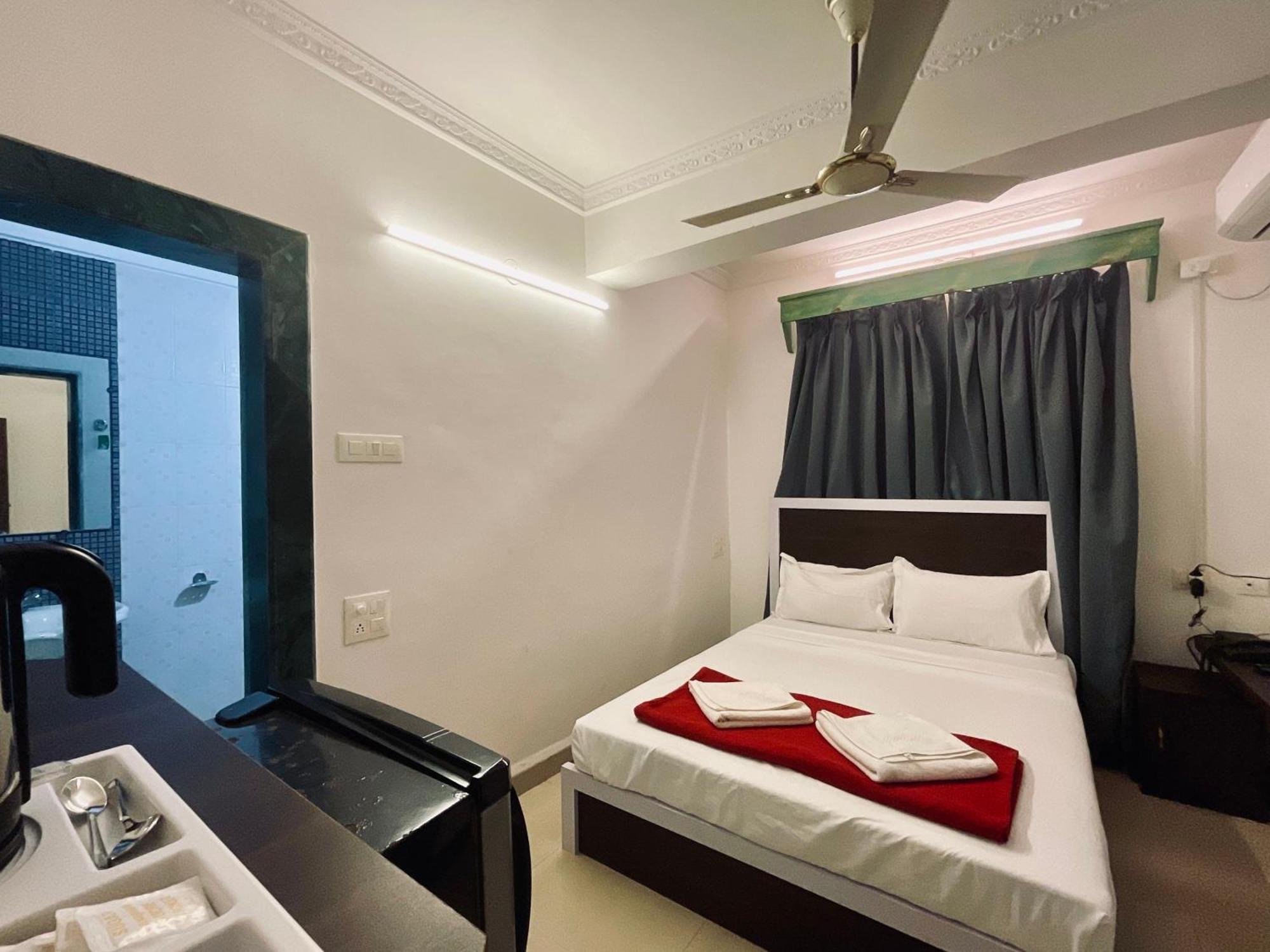 Nagas Hotel Satyavati Морджим Екстериор снимка
