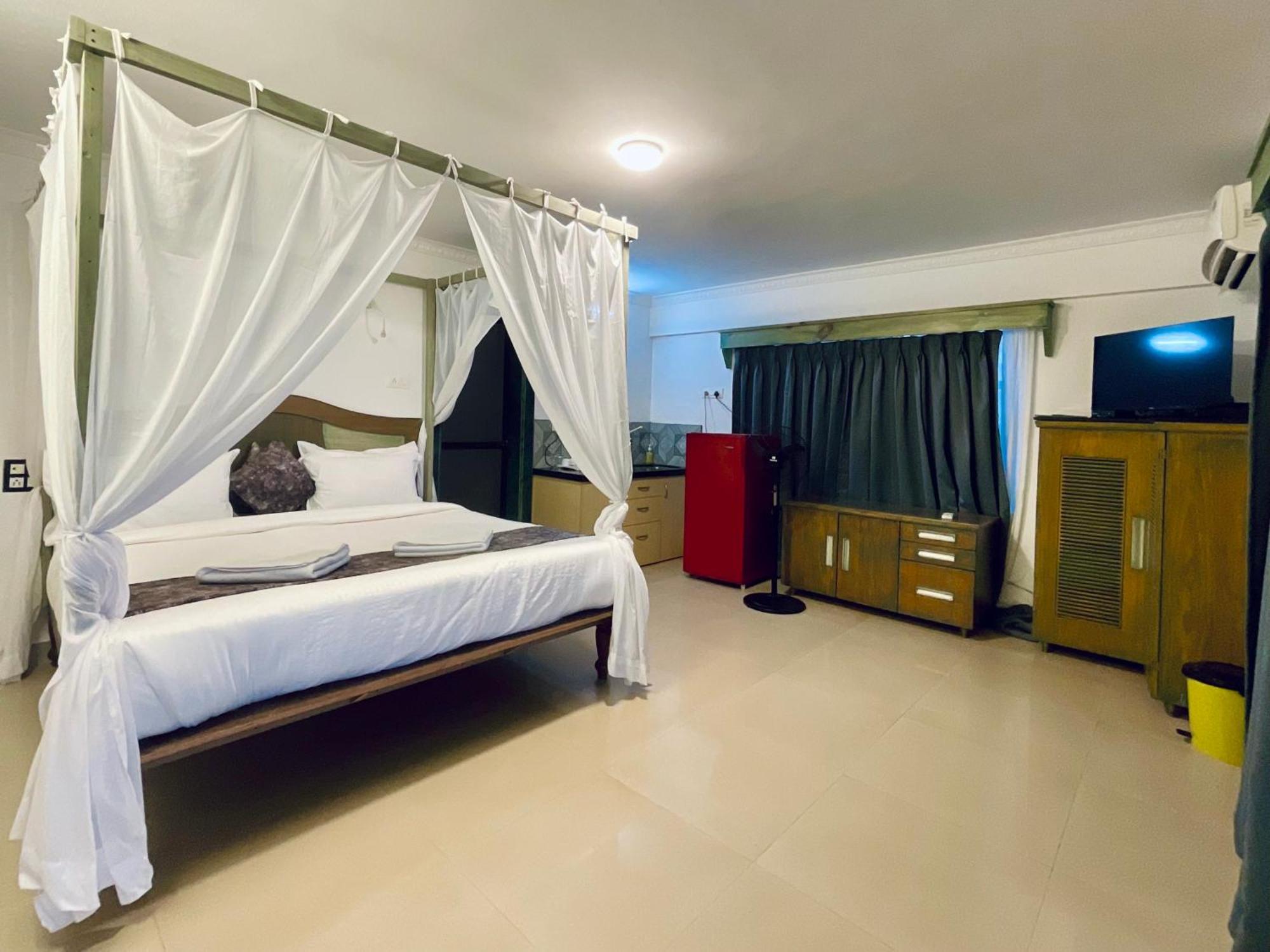 Nagas Hotel Satyavati Морджим Екстериор снимка